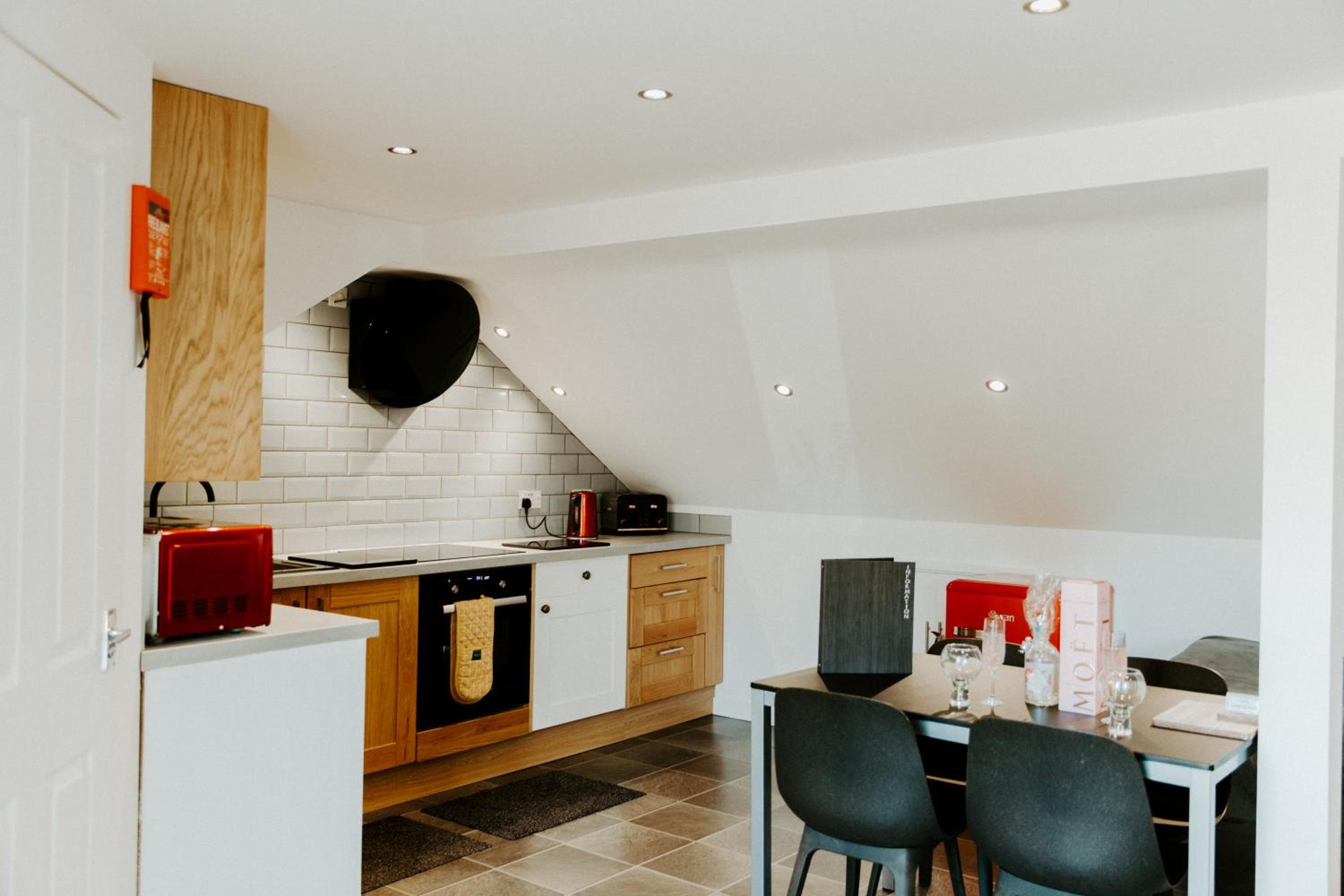 UPSIDE DOWN HOUSE - Sleeps up to 6 Guests - 2 Bathrooms,Great for Family and Friends Gatherings, Corporate events,Near Sherwood Forest at Fairview Farm in  view 2
