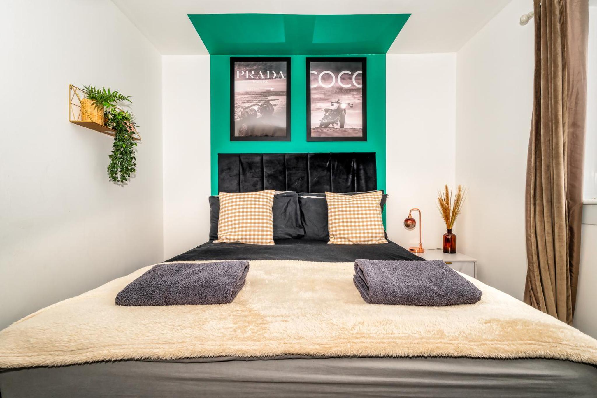 Sleek and Stylish 3 Bed in Greenock - Sleeps 8 view 5