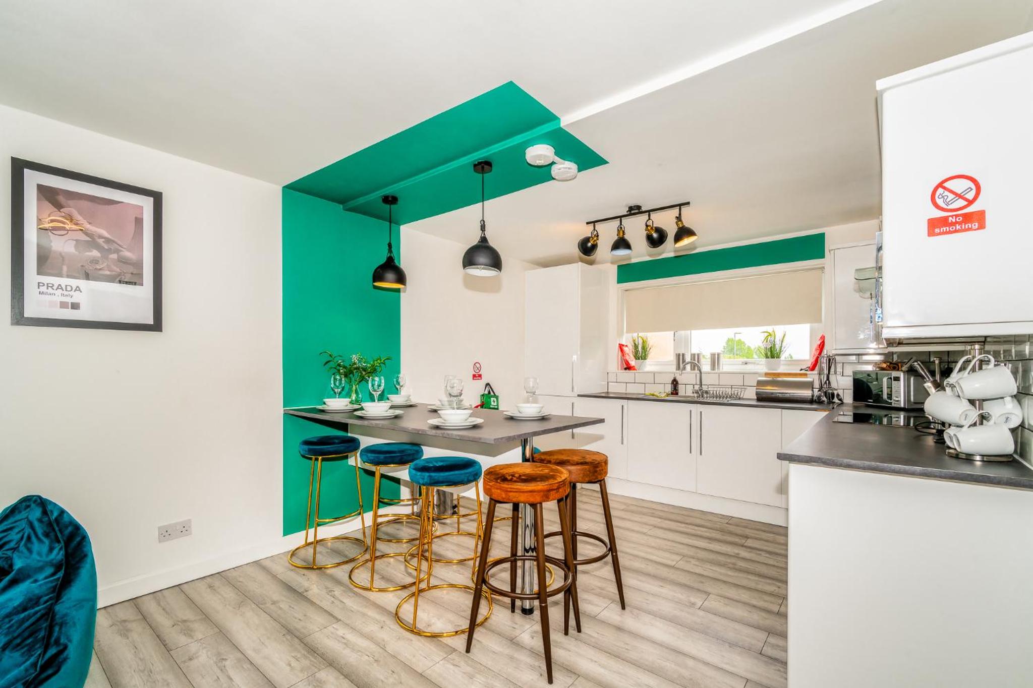 Sleek and Stylish 3 Bed in Greenock - Sleeps 8 view 3