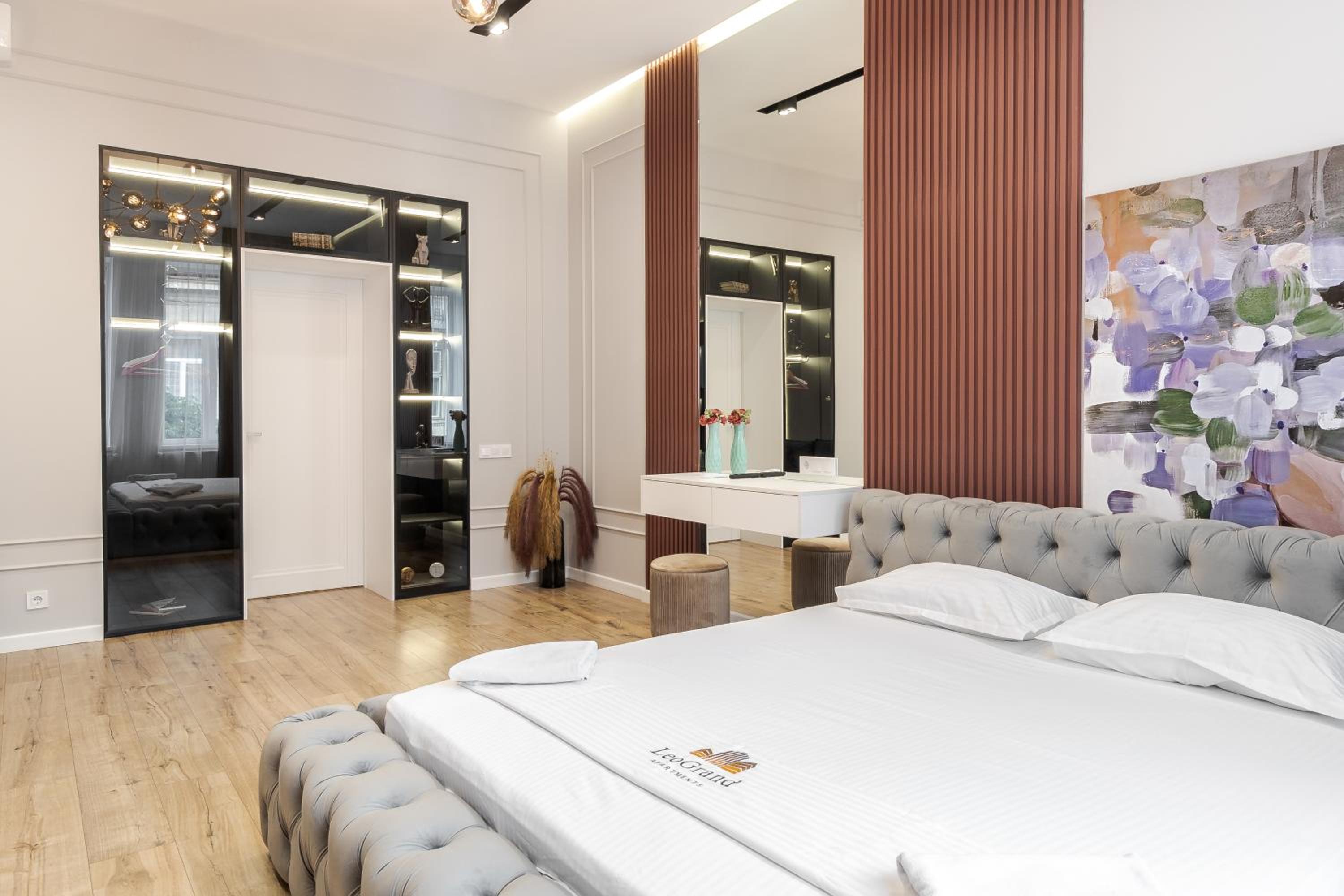LEOGRAND Apartments on Leontovycha 17 view 4
