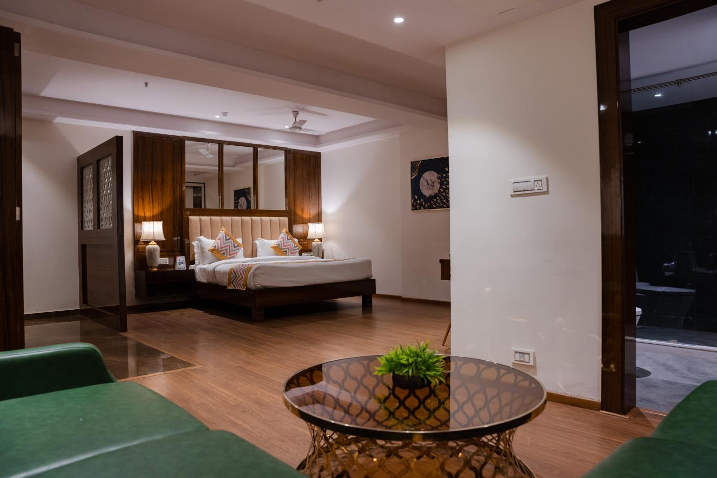 OAKTREE HOTEL