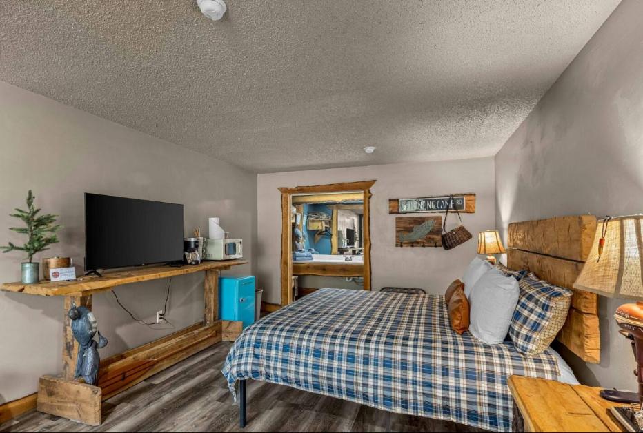 Stonegate Lodge W Pool & Outdoor Firepits Room #201 view 2