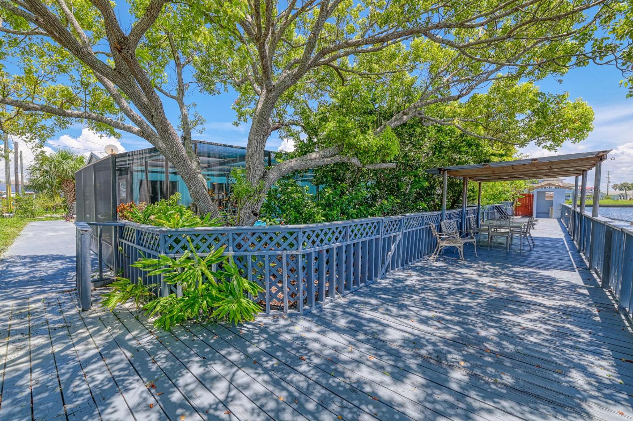 5 Bed 3 Bath Waterfront Pool! Great for families! view 3