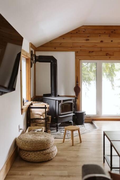 Waterfront private cottage on Koshlong Lake