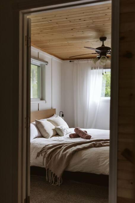 Waterfront private cottage on Koshlong Lake