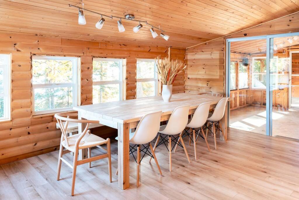 Waterfront private cottage on Koshlong Lake