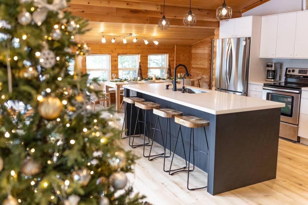 Waterfront private cottage on Koshlong Lake