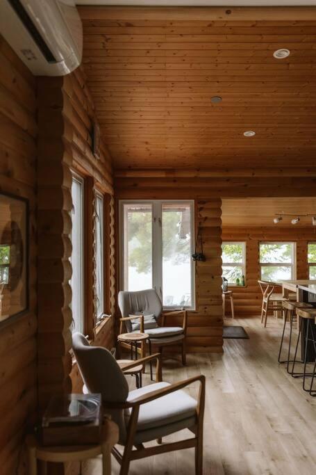 Waterfront private cottage on Koshlong Lake