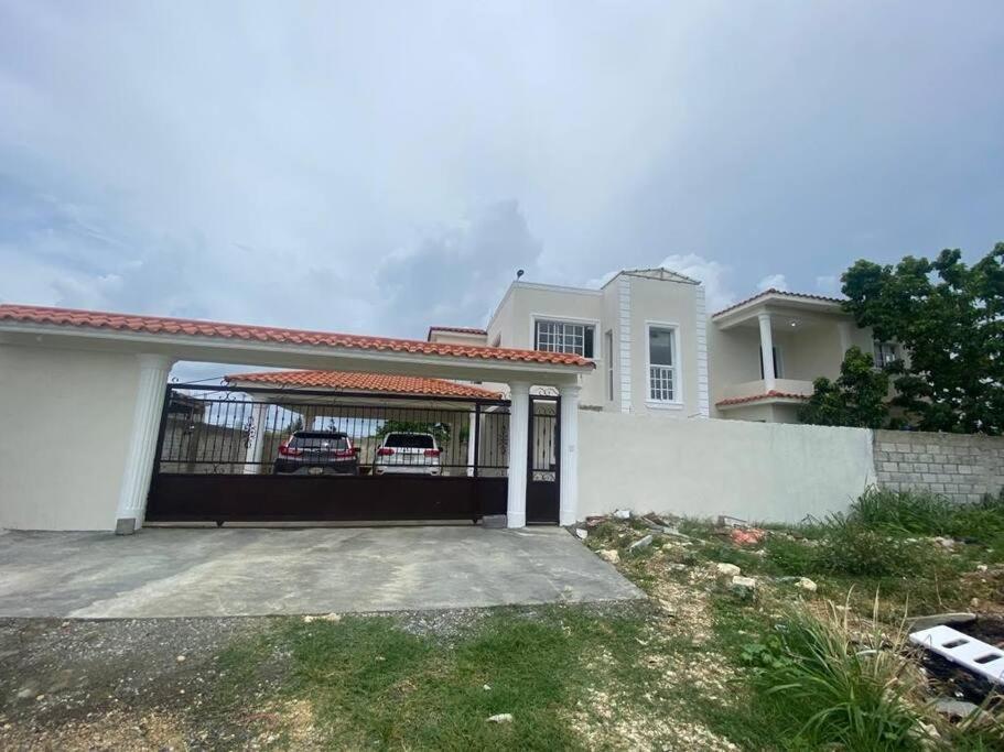Villa Familiar con Piscina cerca Av Ecológica