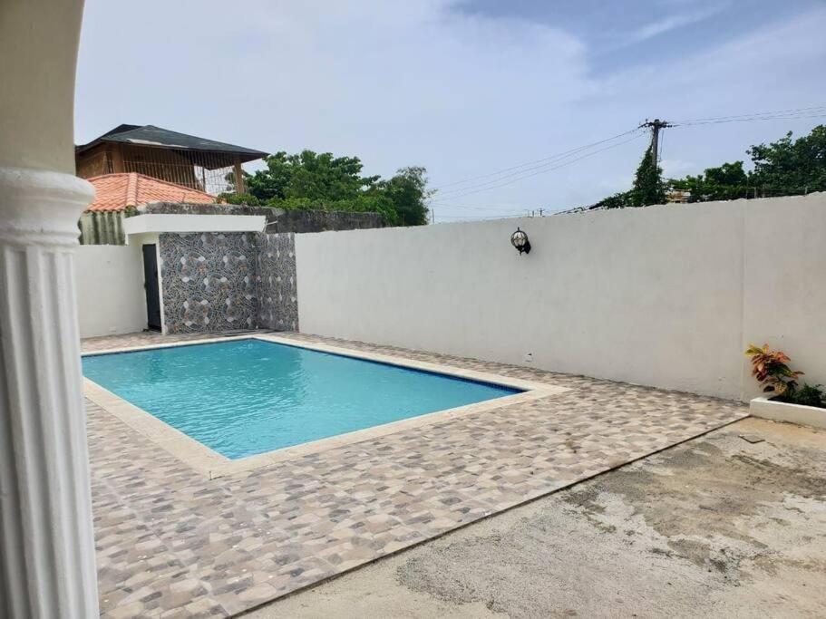 Villa Familiar con Piscina cerca Av Ecológica