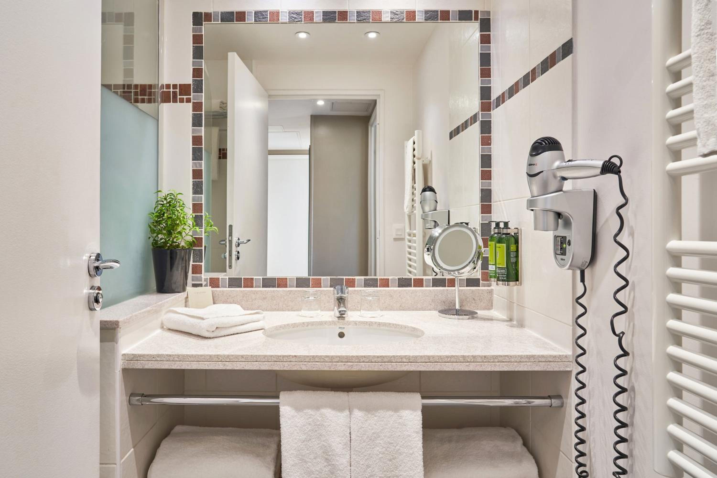 Courbevoie Vacations - Fraser Suites Paris La Defense - Property Image 2