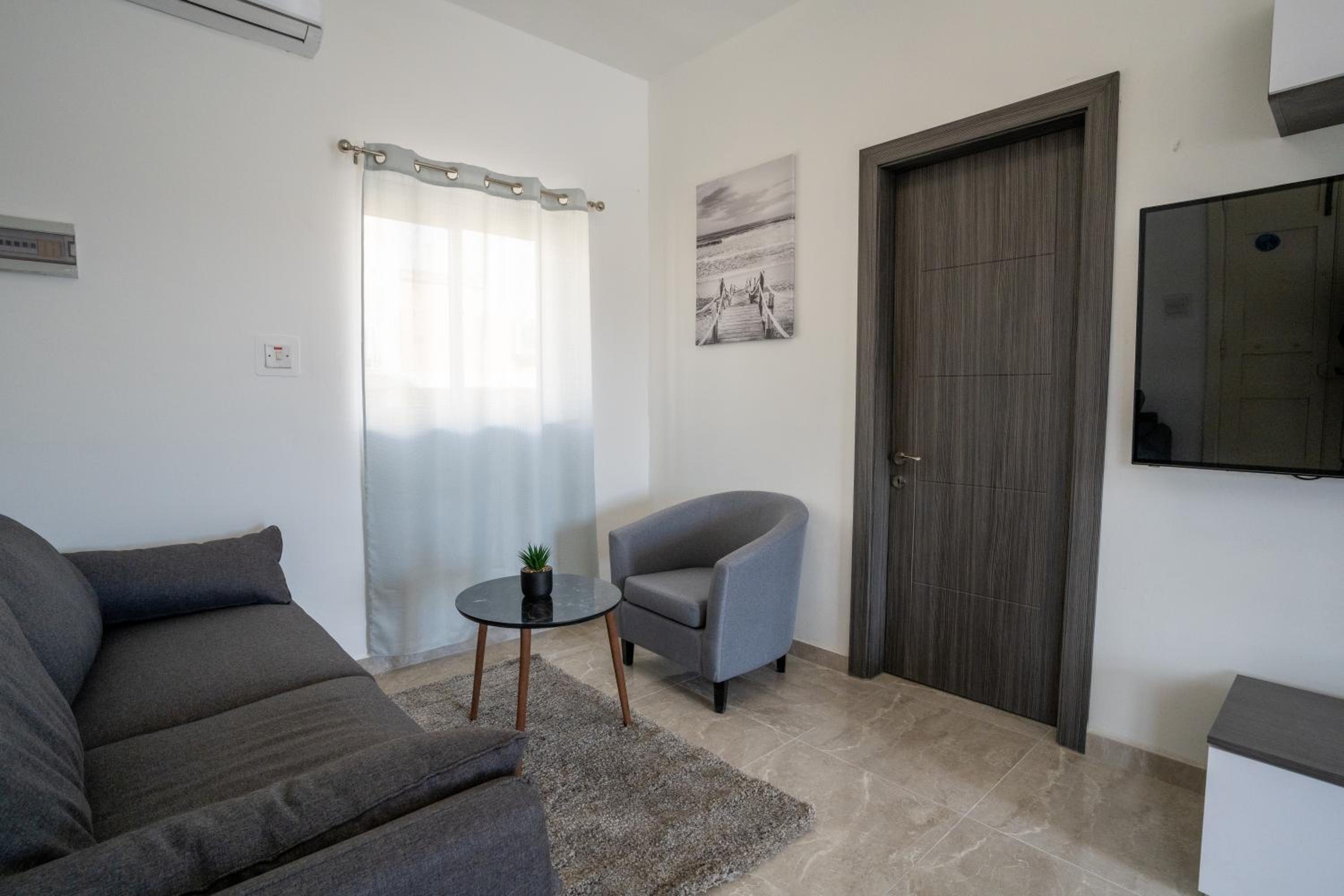 Luxurious Beach Apartment photo 2