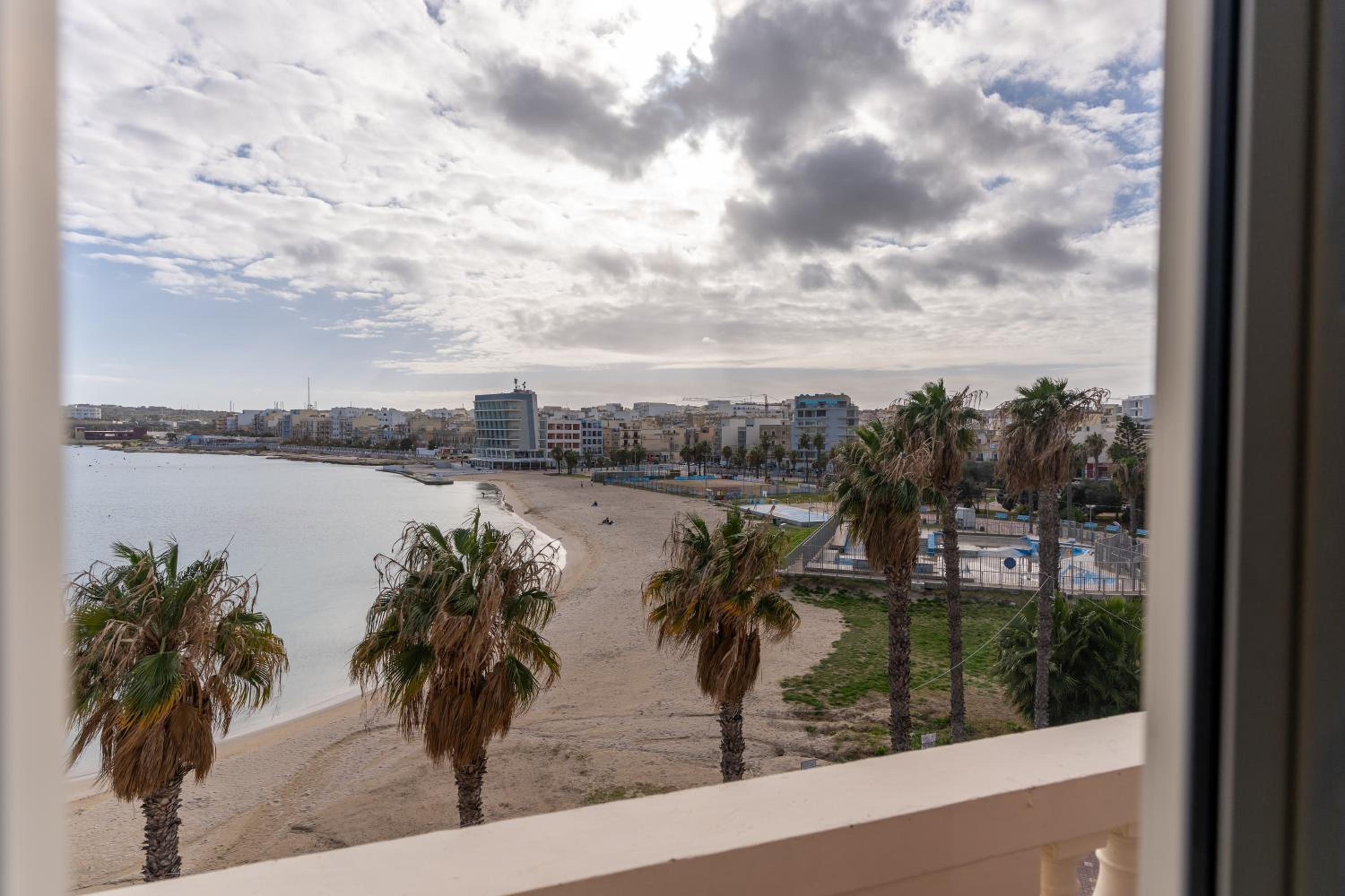 Luxurious Beach Apartment photo 3