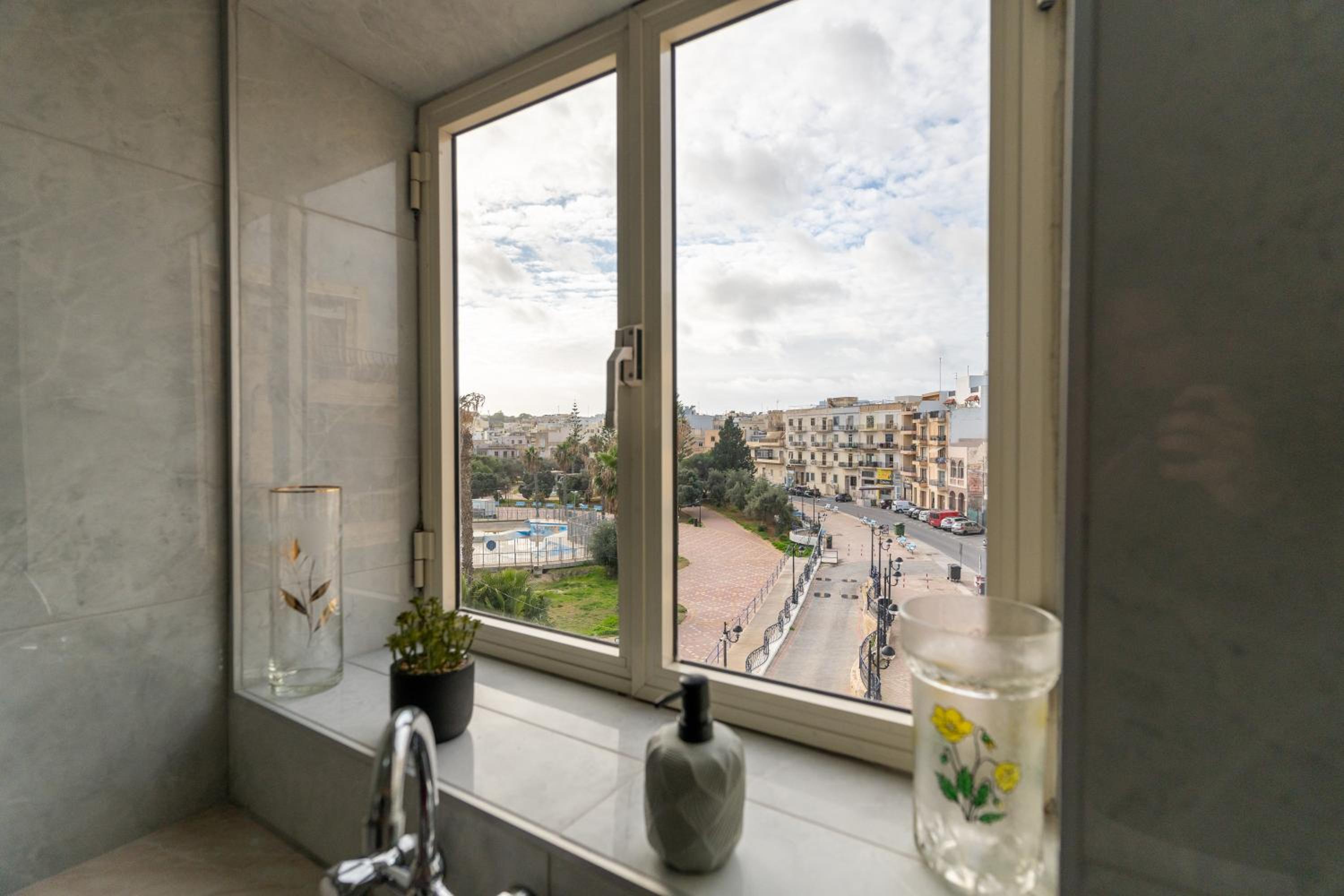 Luxurious Beach Apartment photo 4