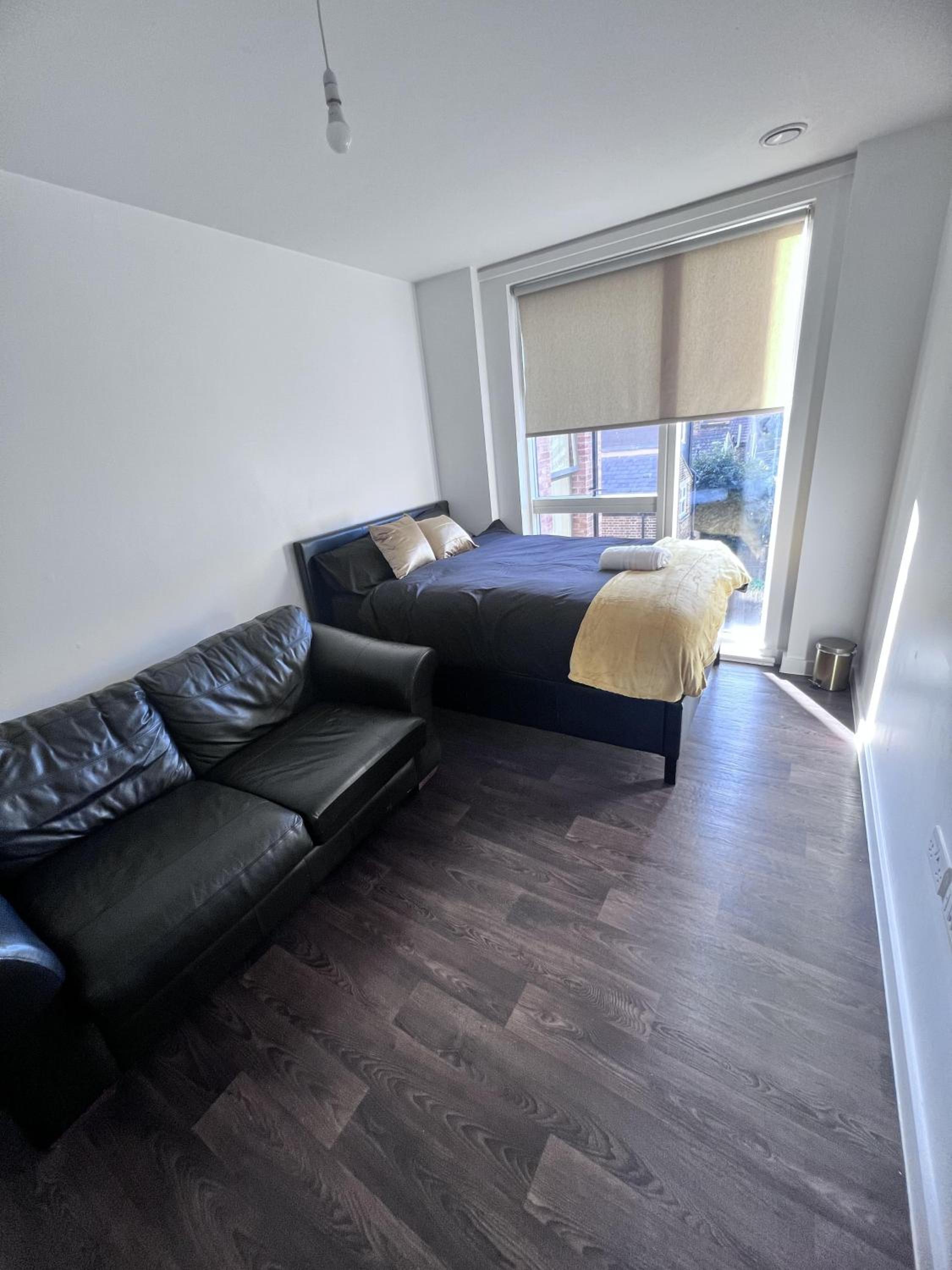 Remarkable 1-Bed Apartment in London with balcony