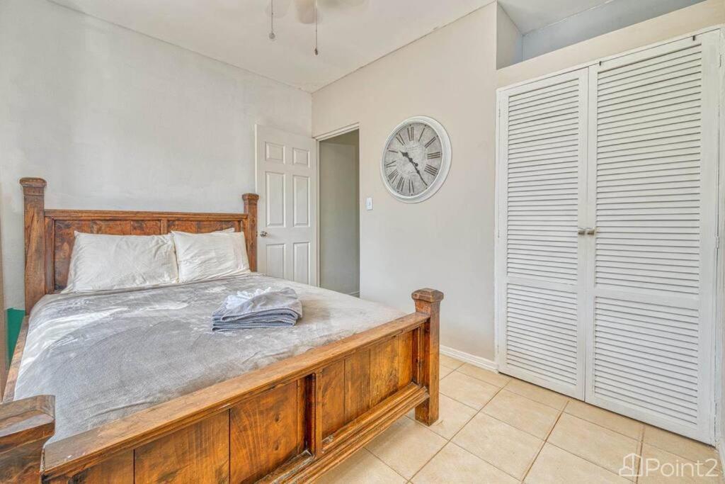 2 Bedroom Vacation Rental in Paradise steps from beach!