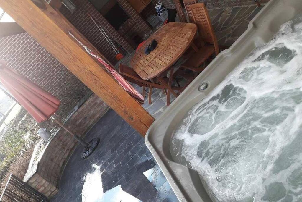 Gîte Blanc Bleu Sauna et jacuzzi privatif borne de recharge