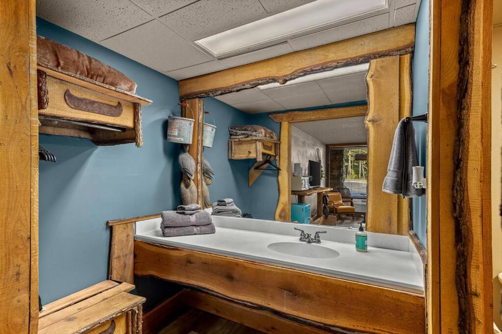 Stonegate Lodge W Pool & Outdoor Firepits Room #201 view 3
