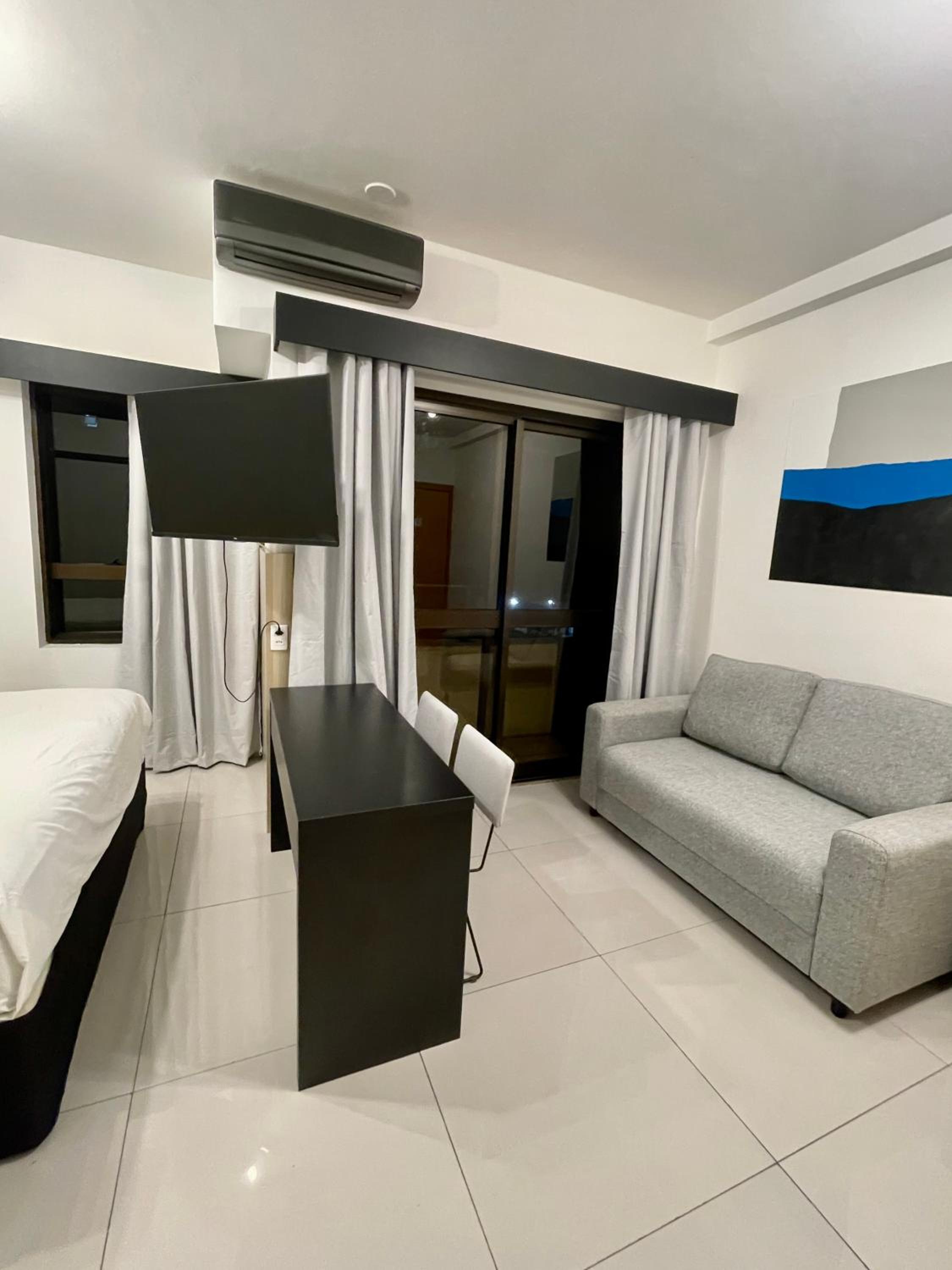 Flat no hotel Q. Paulista nos Jardins, com sacada!