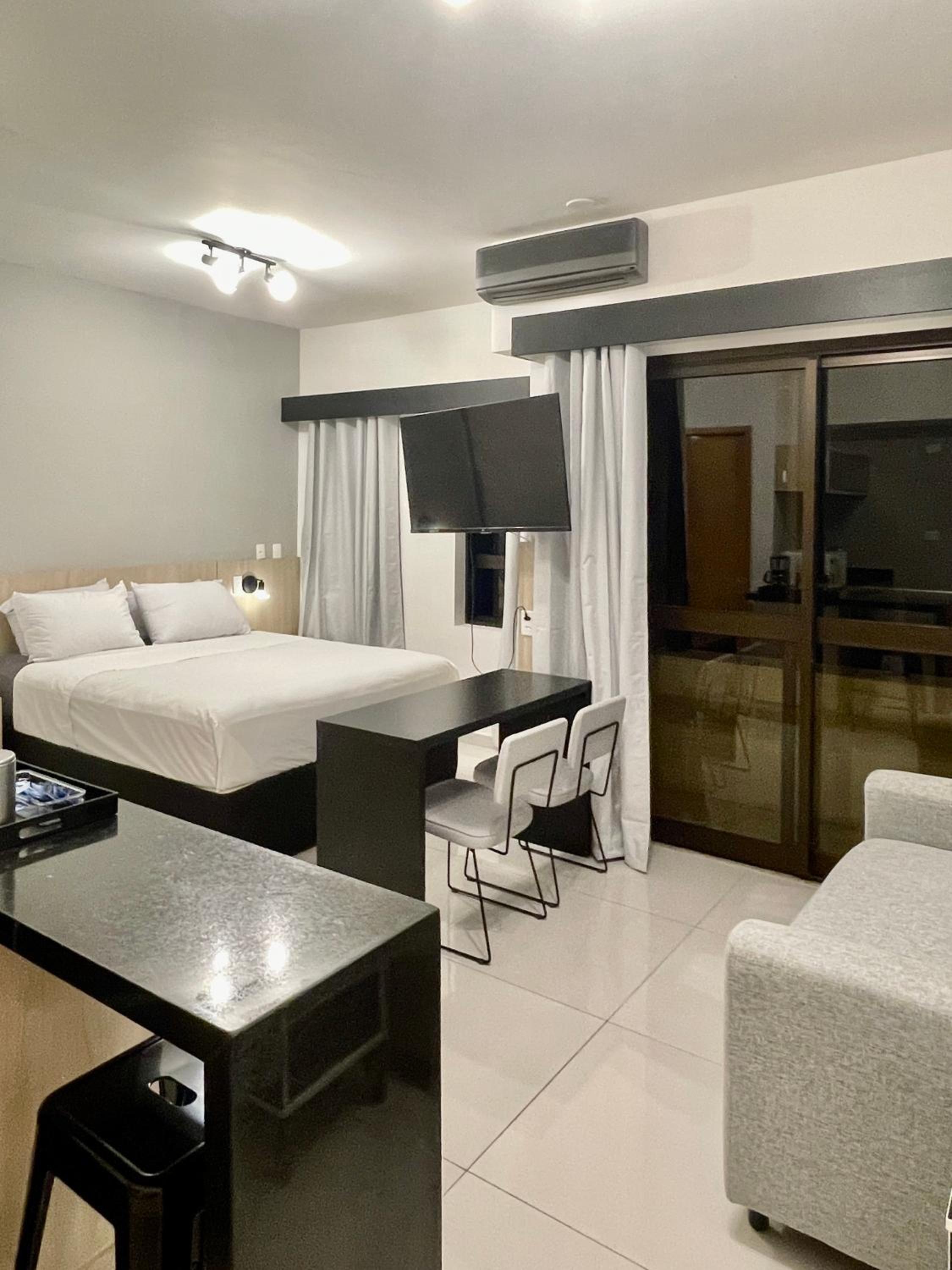 Flat no hotel Q. Paulista nos Jardins, com sacada!