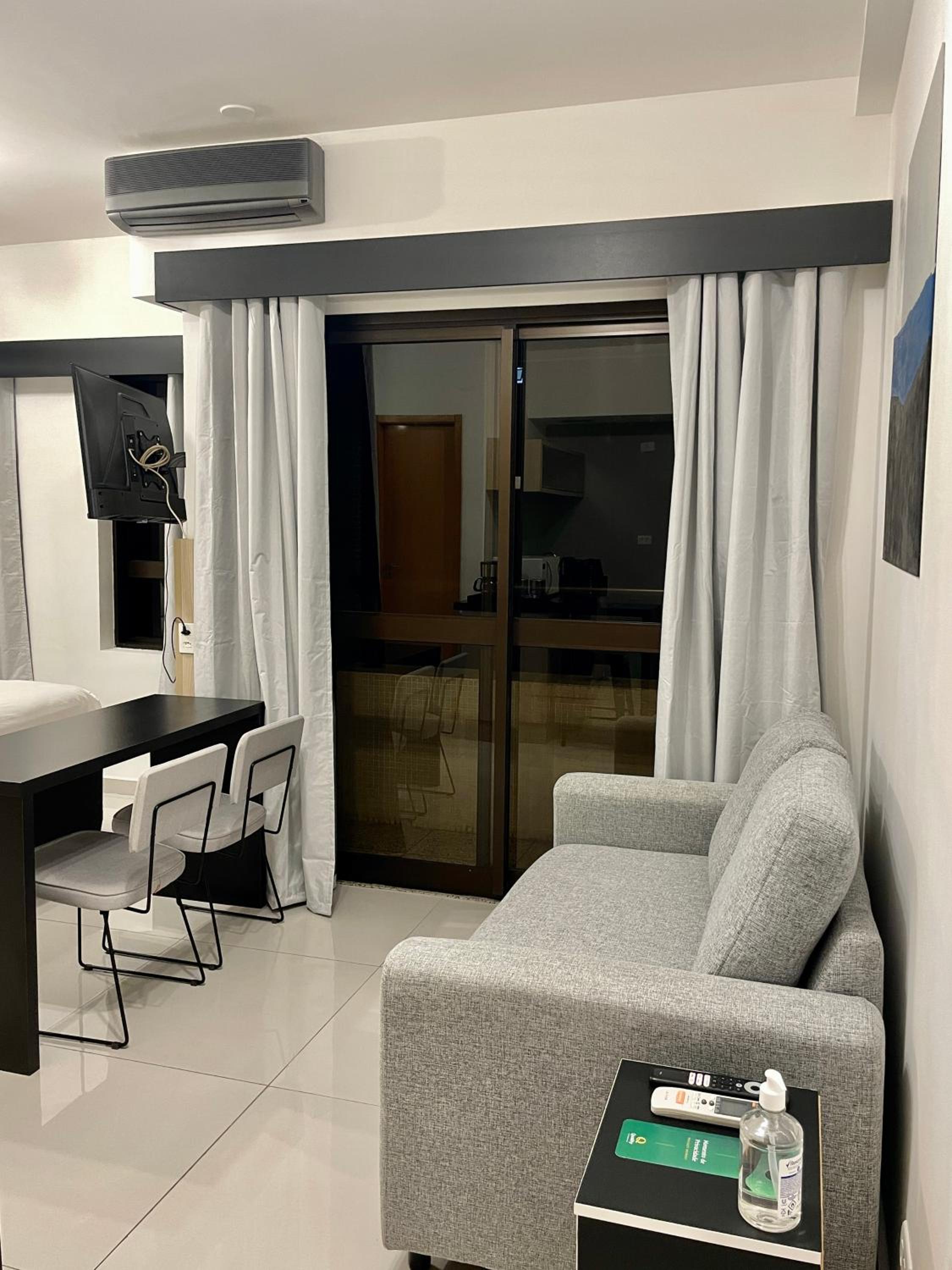 Flat no hotel Q. Paulista nos Jardins, com sacada!