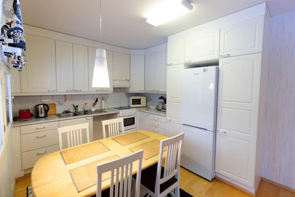 Rivitalokaksio 52m2 Sauna, Autokatospaikka, Pyykinpesukone, Ilmastointi