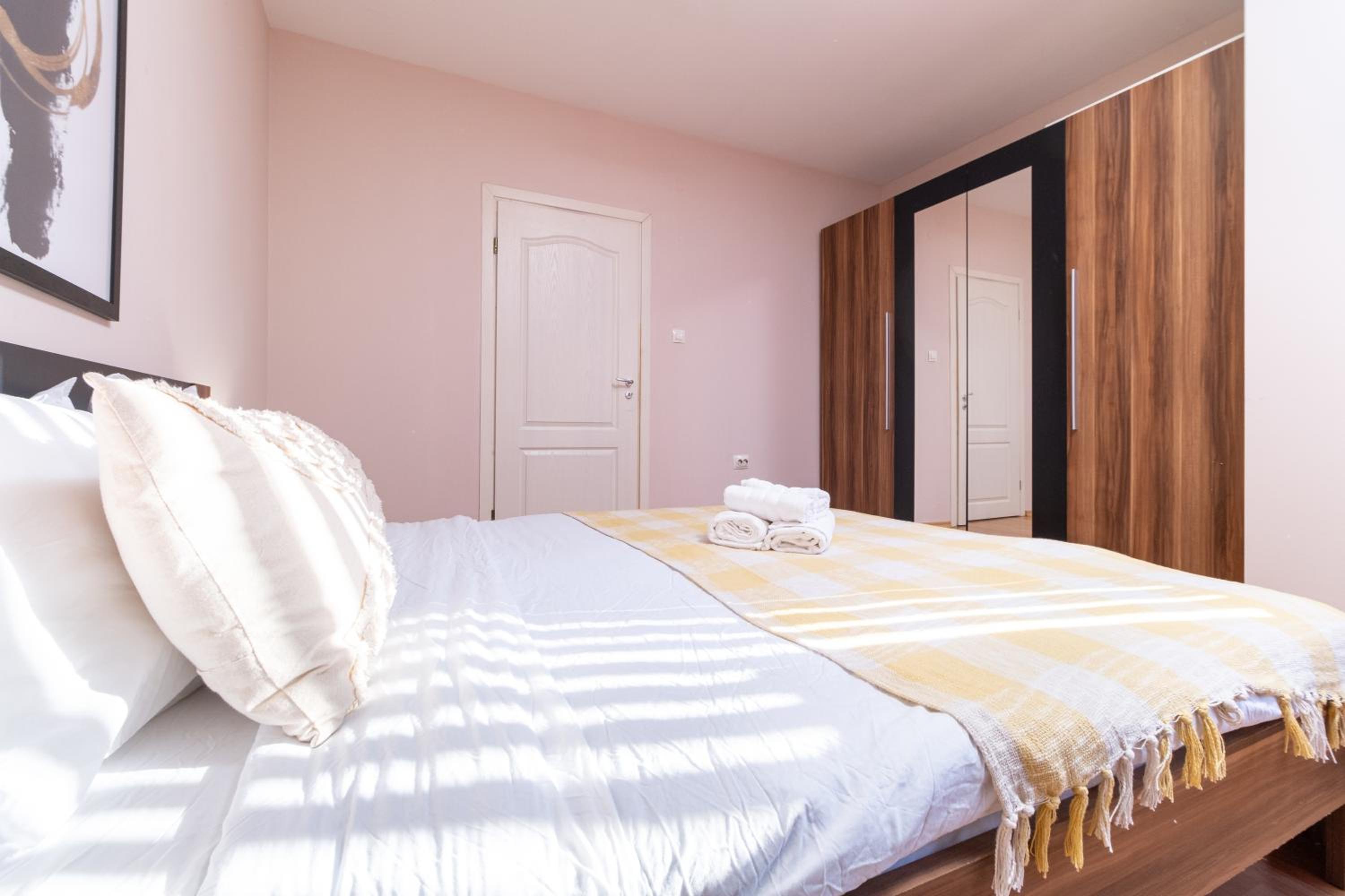 Comfortable 2BR Urban Getaway in City Center by Flat Mаnager