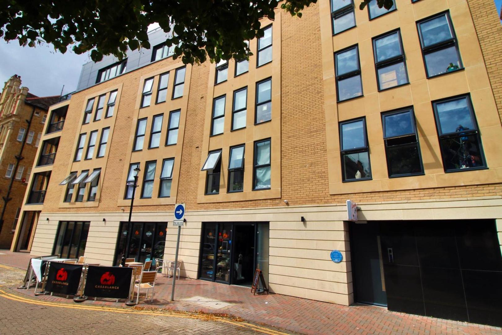 2 BR and Free parking