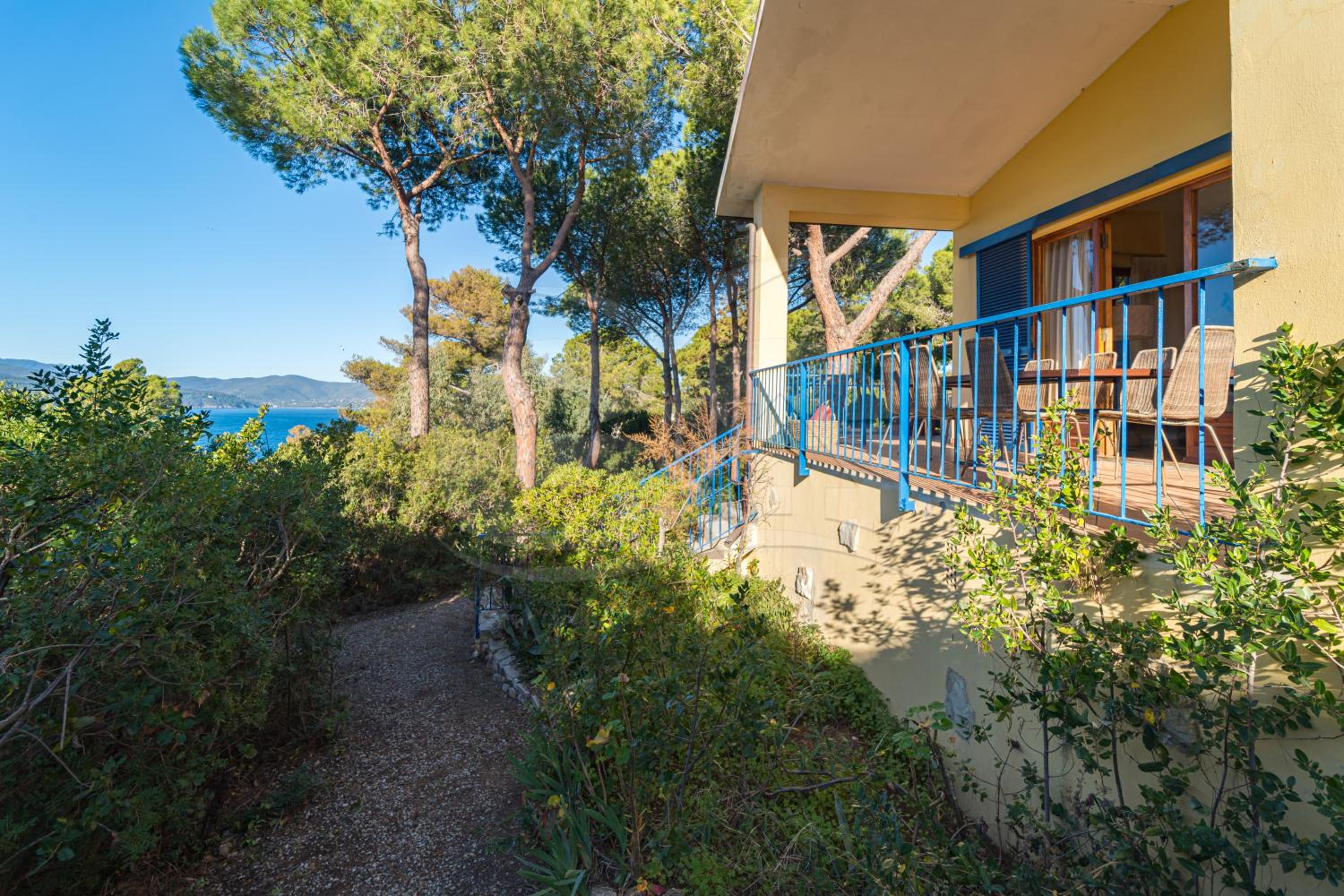 Villa Madonna delle Grazie con accesso privato al mare - Goelba view 3