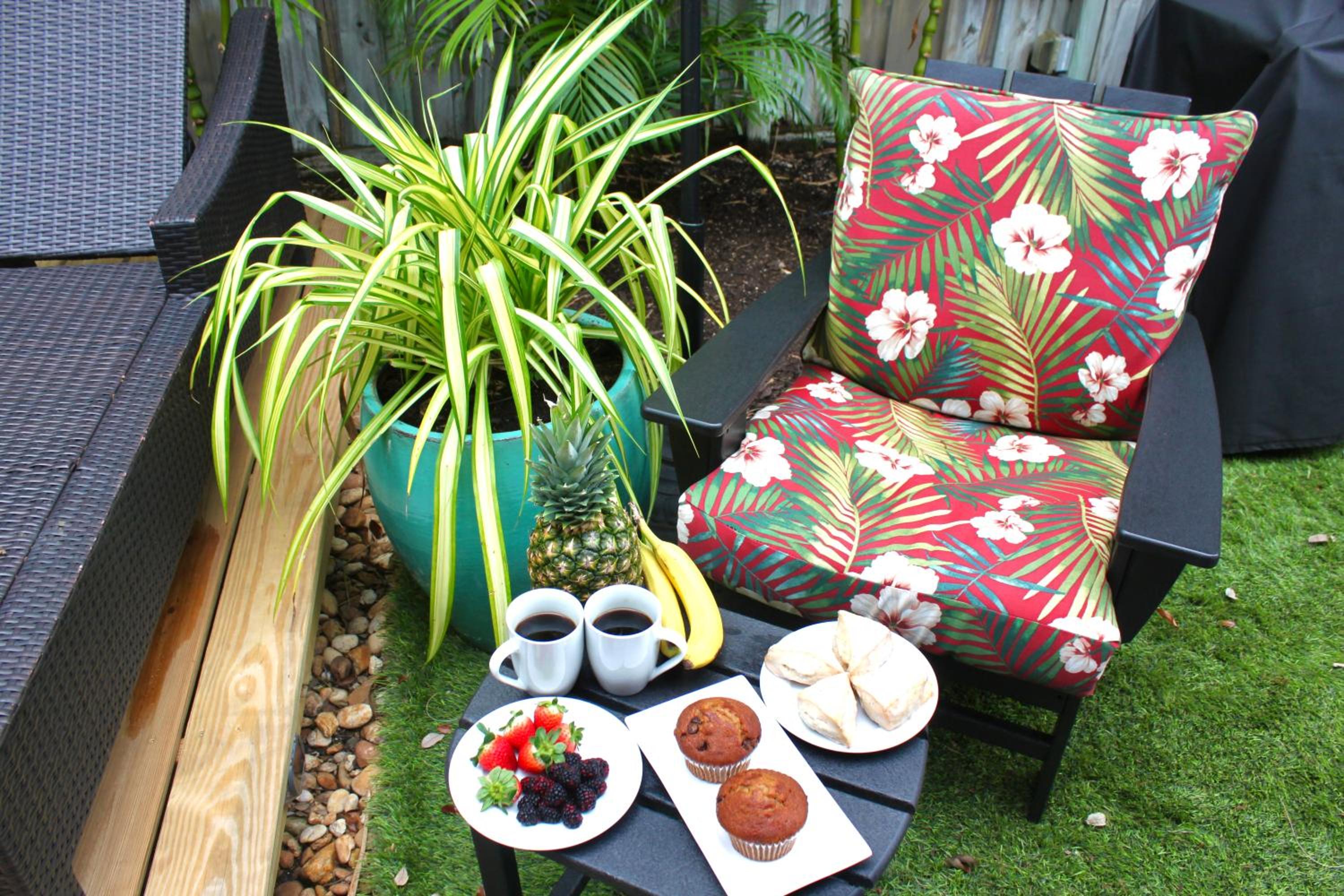 2 Bed - Steps from Wilton Drive ~ Fire Pit ~ BBQ ~ Private Backyard Oasis