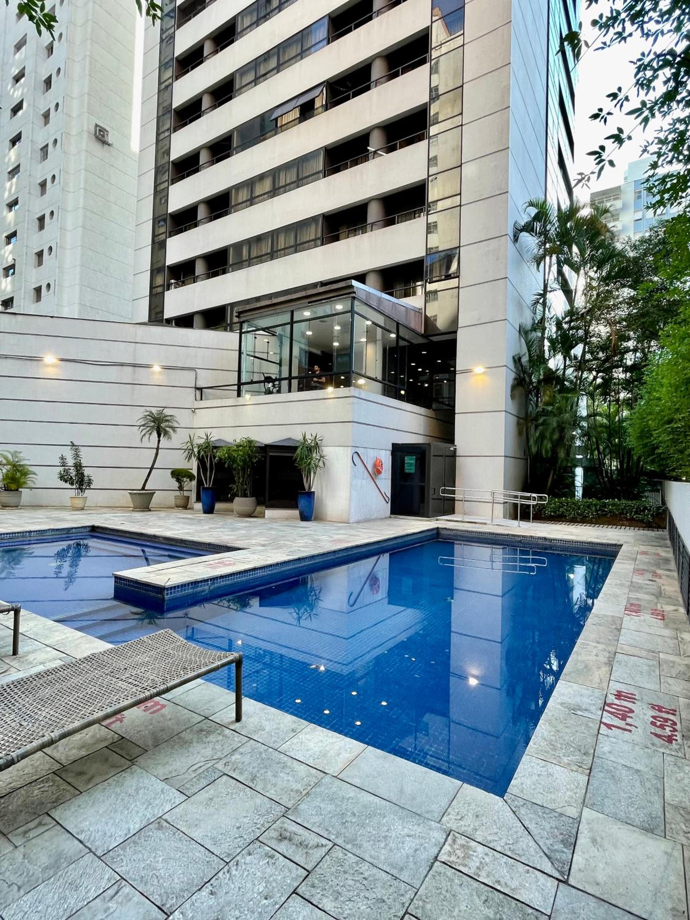 Flat no hotel Q. Paulista nos Jardins, com sacada!