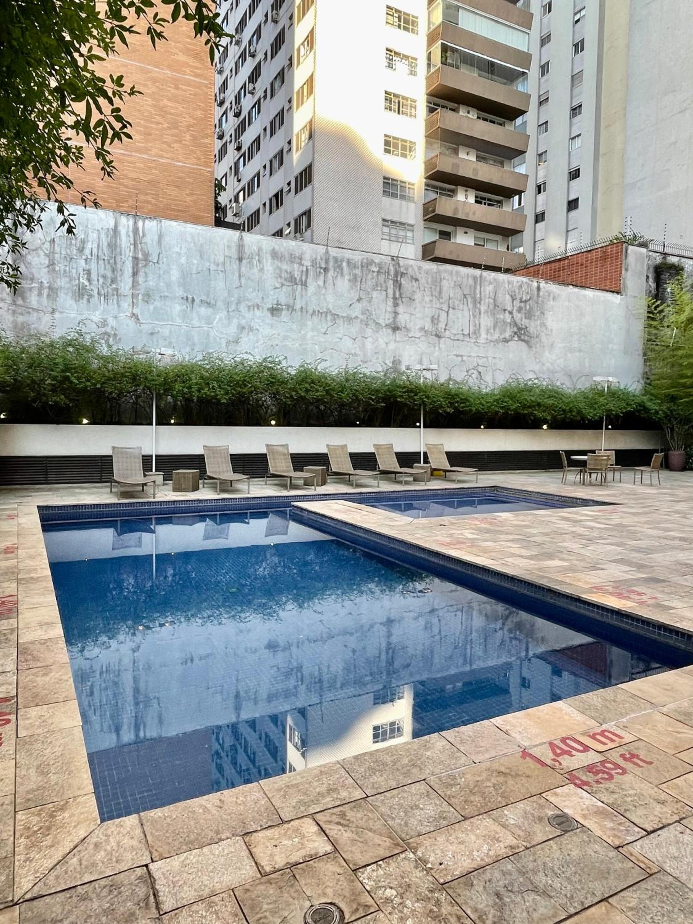 Flat no hotel Q. Paulista nos Jardins, com sacada!