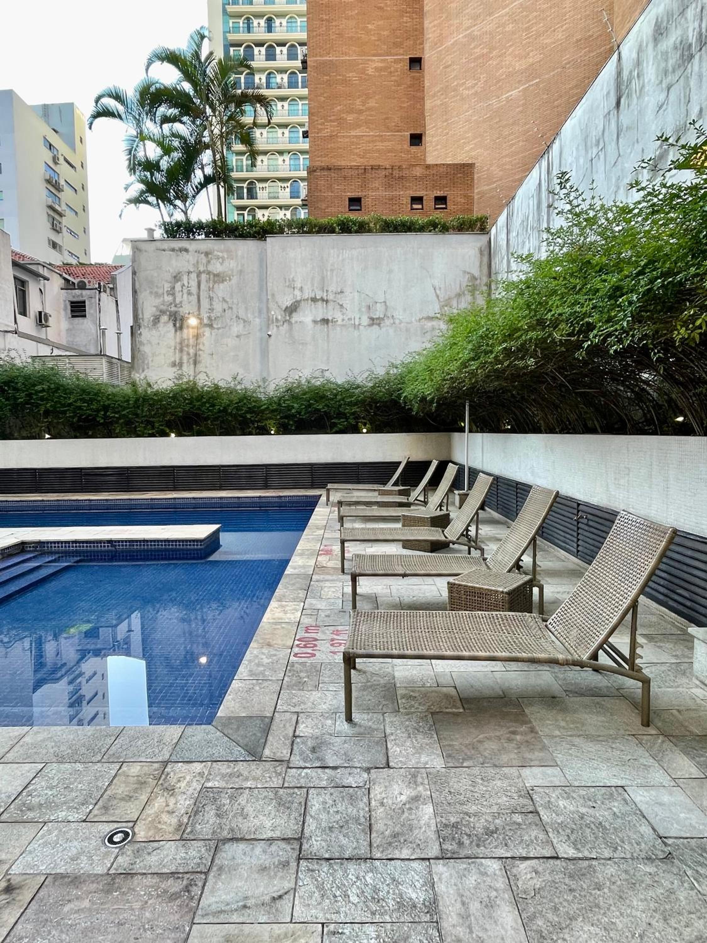 Flat no hotel Q. Paulista nos Jardins, com sacada!