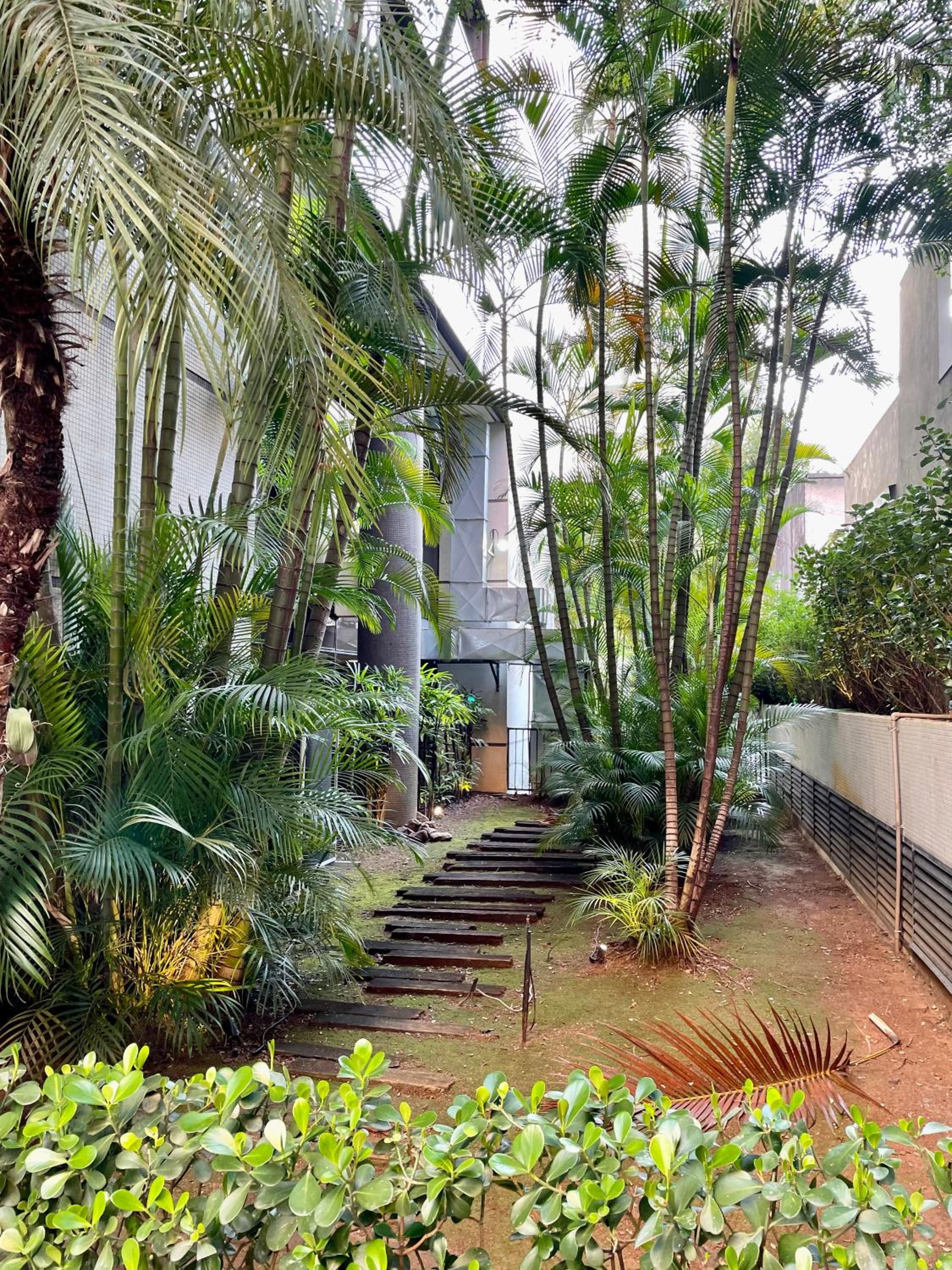 Flat no hotel Q. Paulista nos Jardins, com sacada!