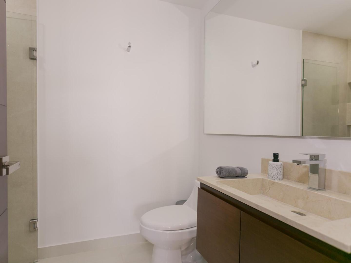 2BR Stunning Apt with Oceanview Rooftop & Pool by Solmar Rentals