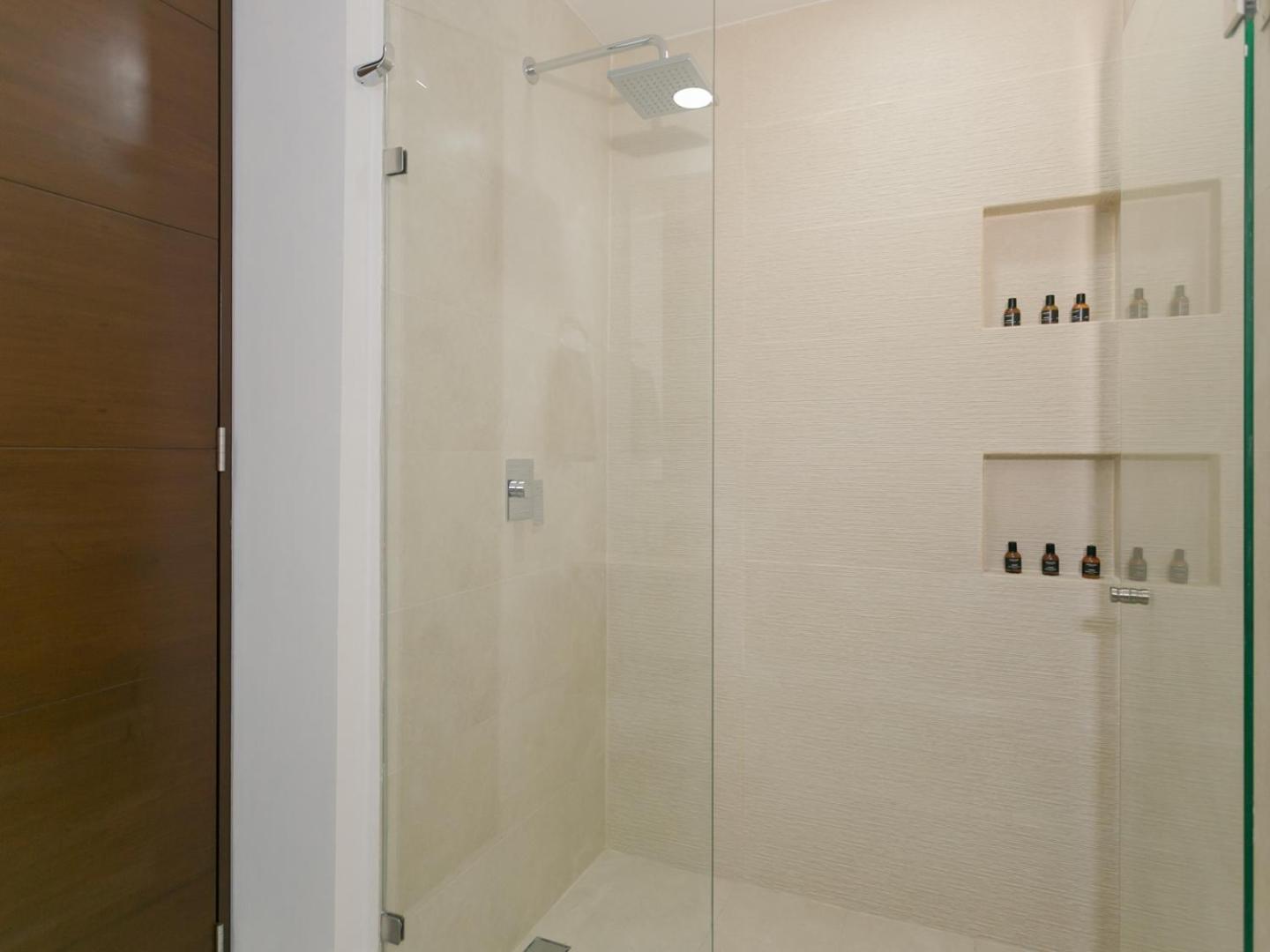 2BR Stunning Apt with Oceanview Rooftop & Pool by Solmar Rentals