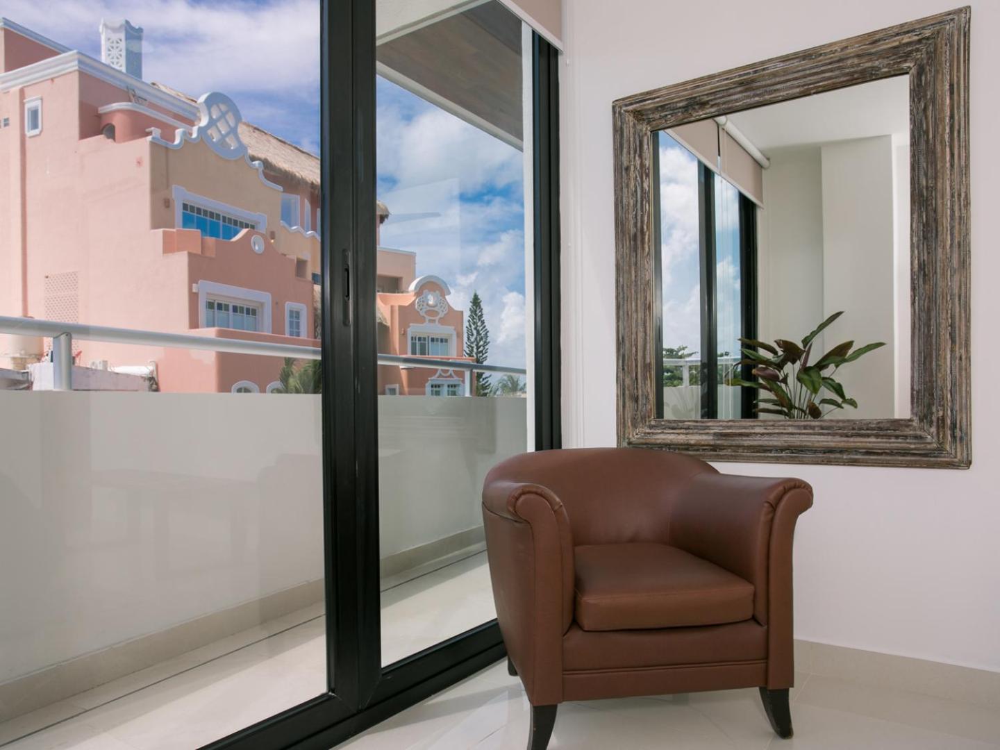 2BR Stunning Apt with Oceanview Rooftop & Pool by Solmar Rentals