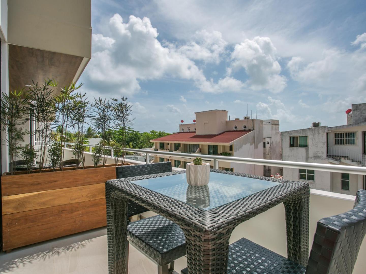 2BR Stunning Apt with Oceanview Rooftop & Pool by Solmar Rentals