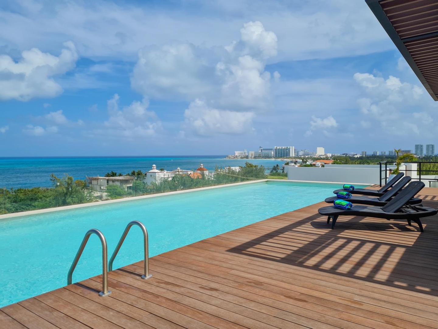 2BR Stunning Apt with Oceanview Rooftop & Pool by Solmar Rentals