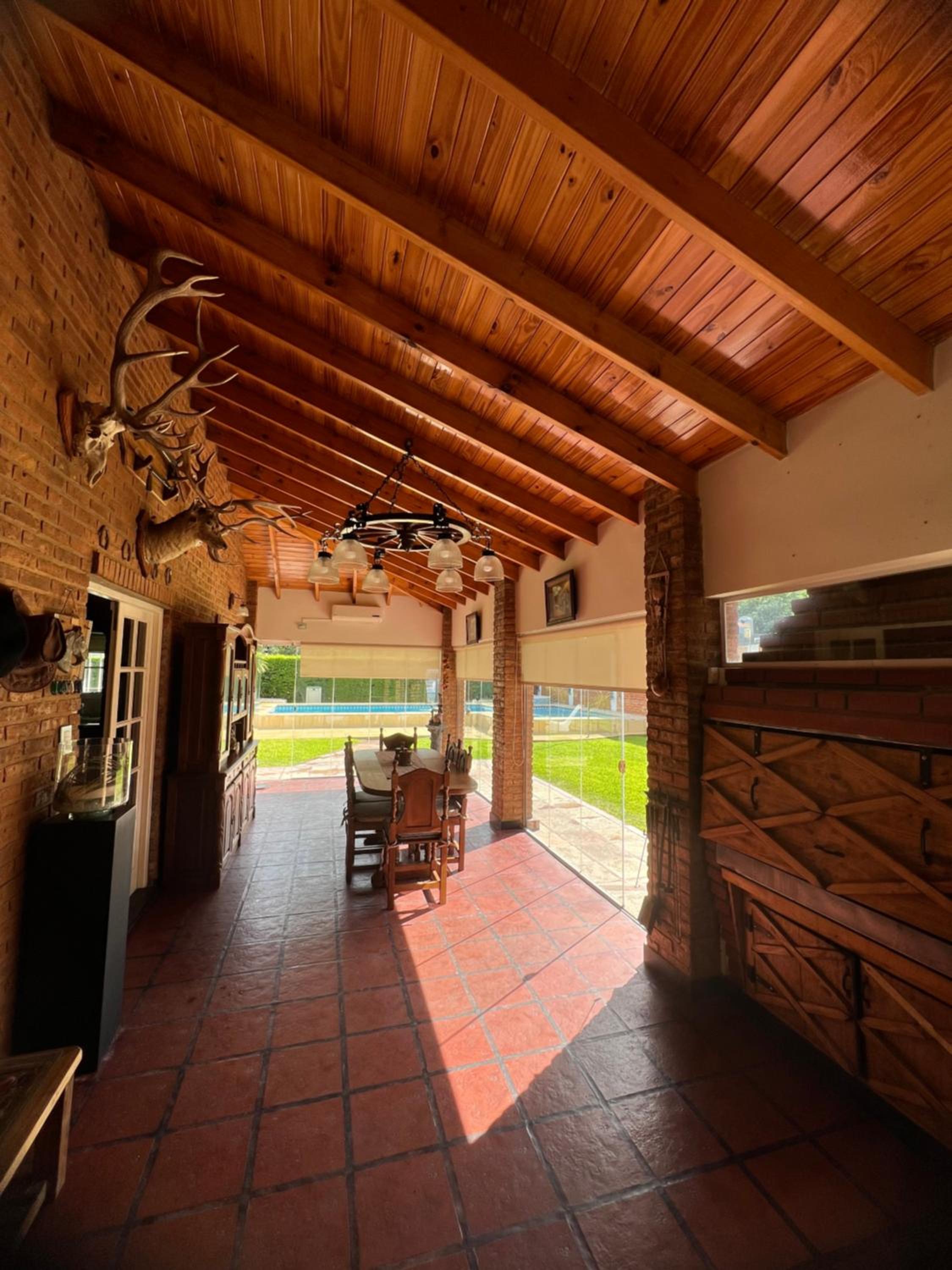 CASA QUINTA EN BARRIO PRIVADO