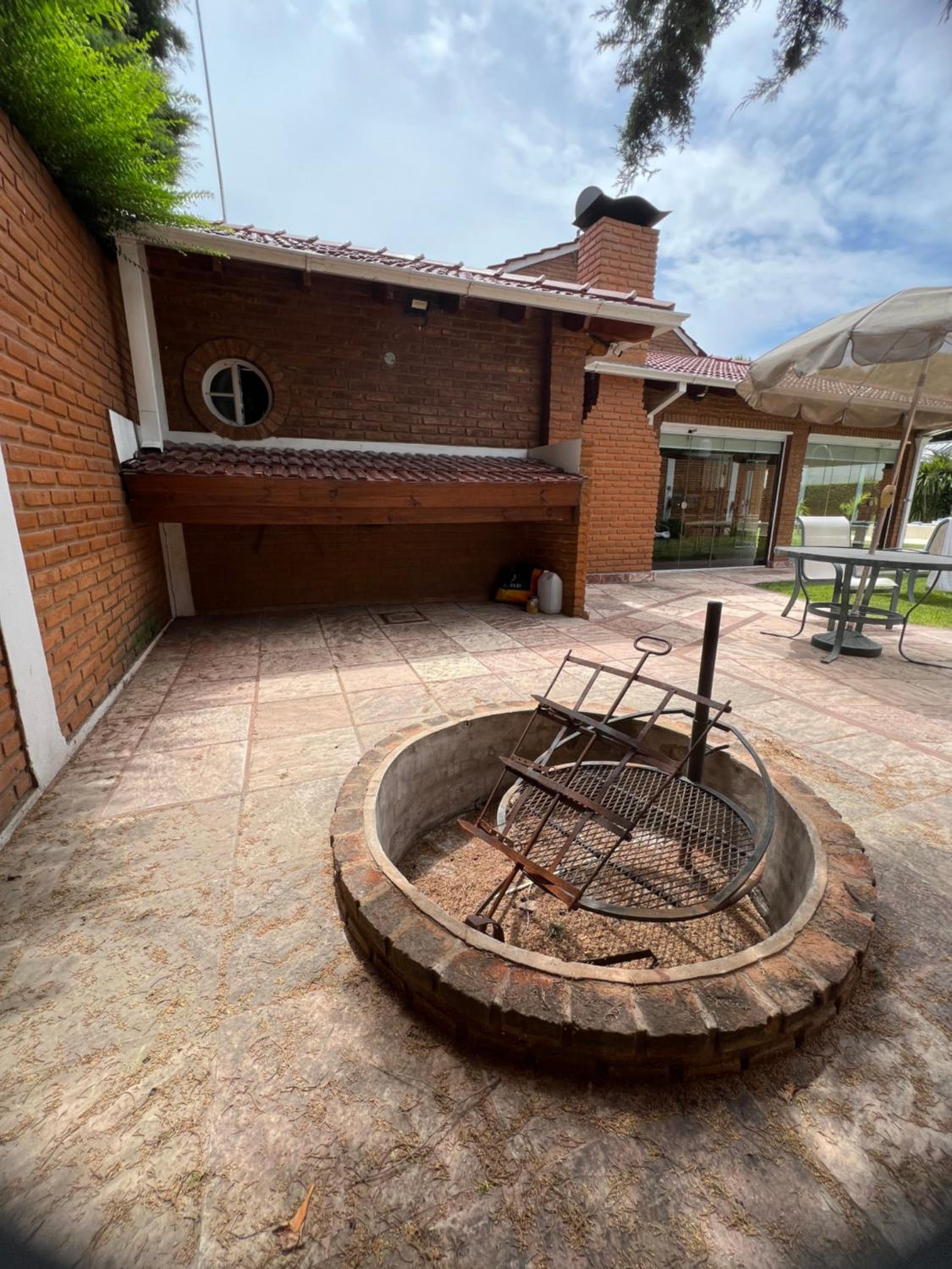 CASA QUINTA EN BARRIO PRIVADO