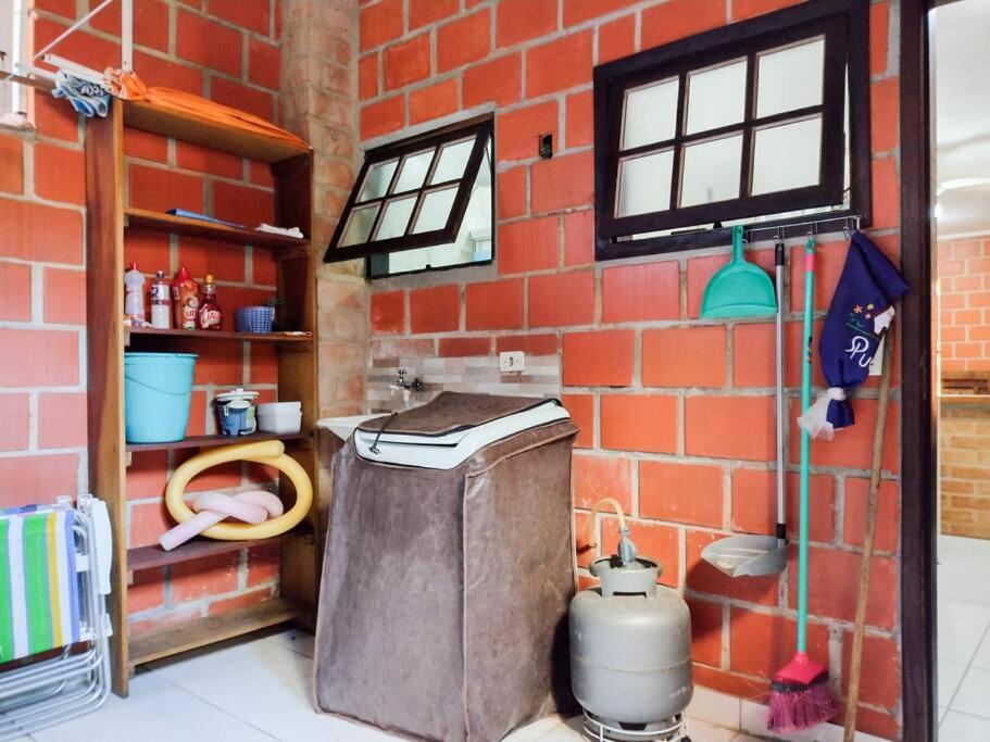 Apto kitnet em condomínio com piscina, em Ubatuba