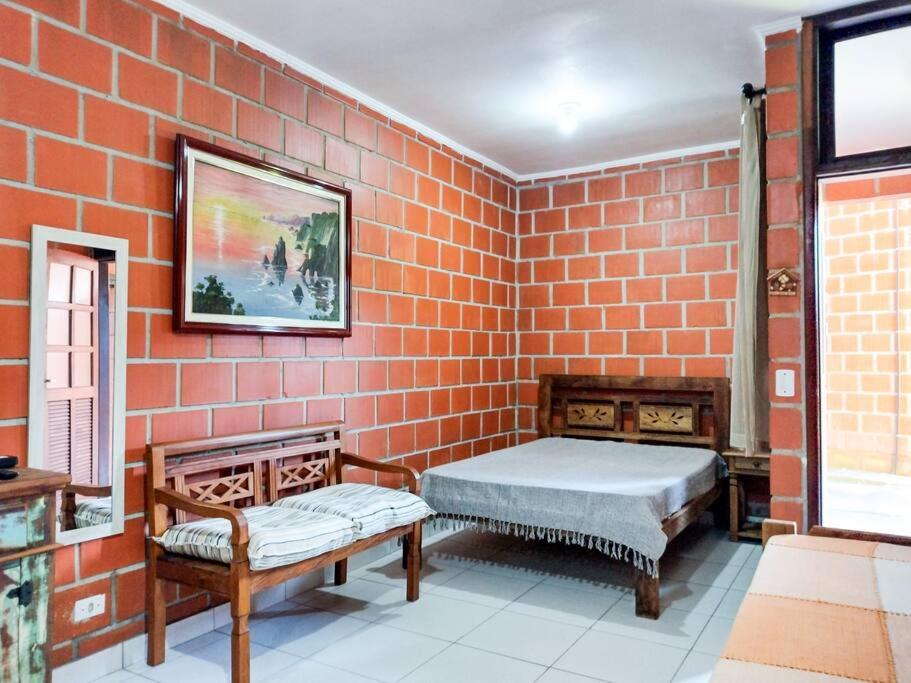 Apto kitnet em condomínio com piscina, em Ubatuba