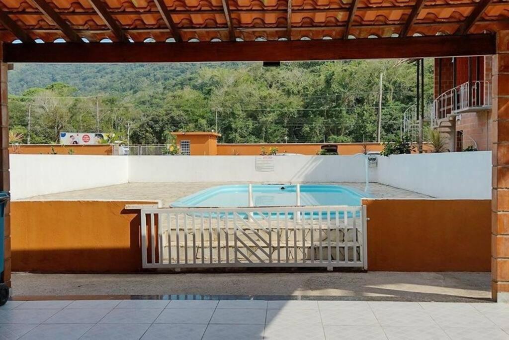 Apto kitnet em condomínio com piscina, em Ubatuba