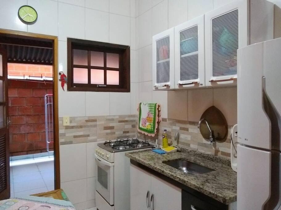 Apto kitnet em condomínio com piscina, em Ubatuba