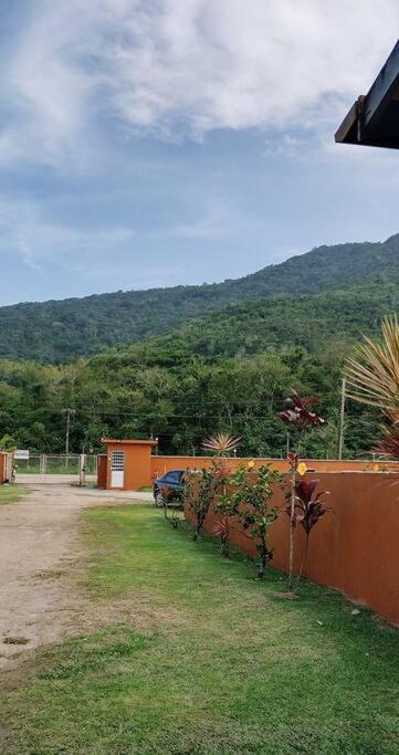 Apto kitnet em condomínio com piscina, em Ubatuba