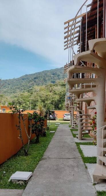Apto kitnet em condomínio com piscina, em Ubatuba