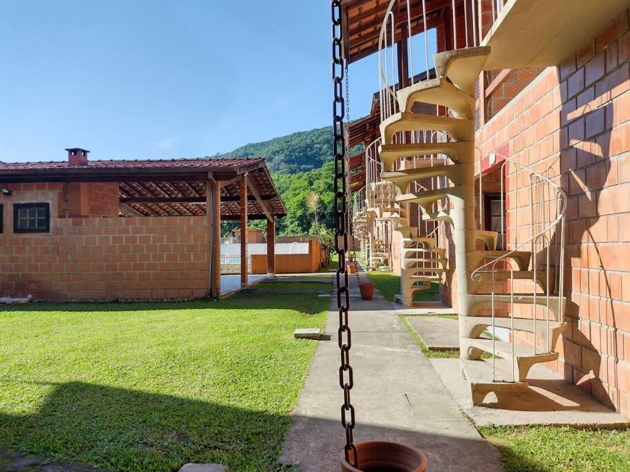 Apto kitnet em condomínio com piscina, em Ubatuba