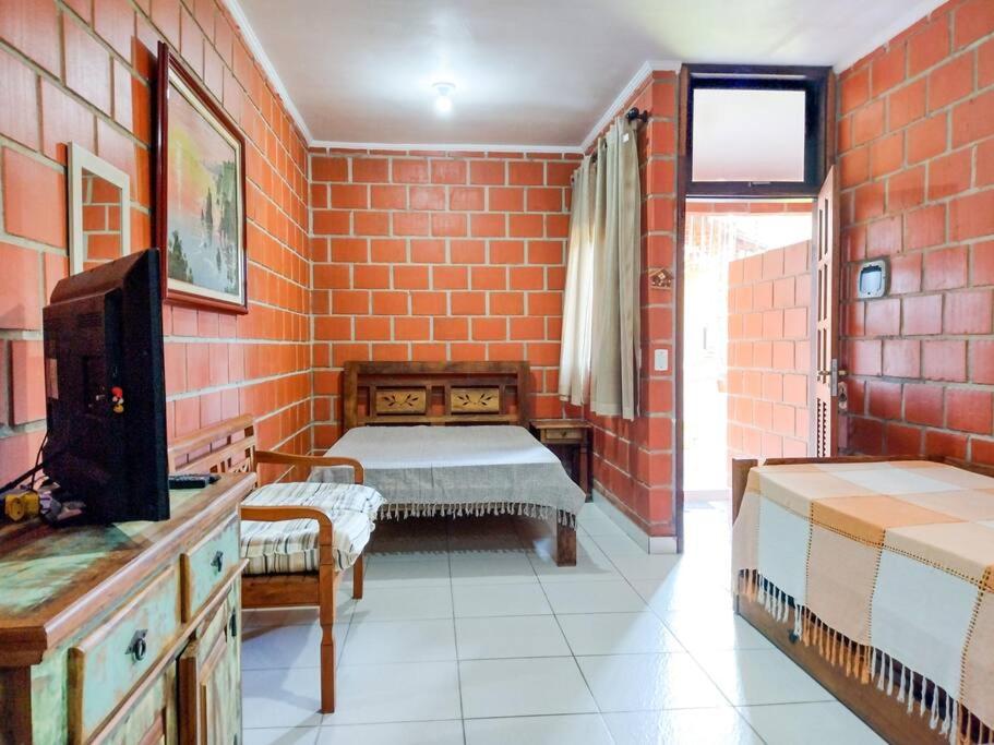 Apto kitnet em condomínio com piscina, em Ubatuba