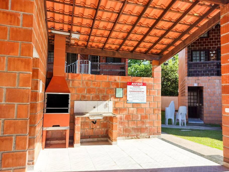 Apto kitnet em condomínio com piscina, em Ubatuba